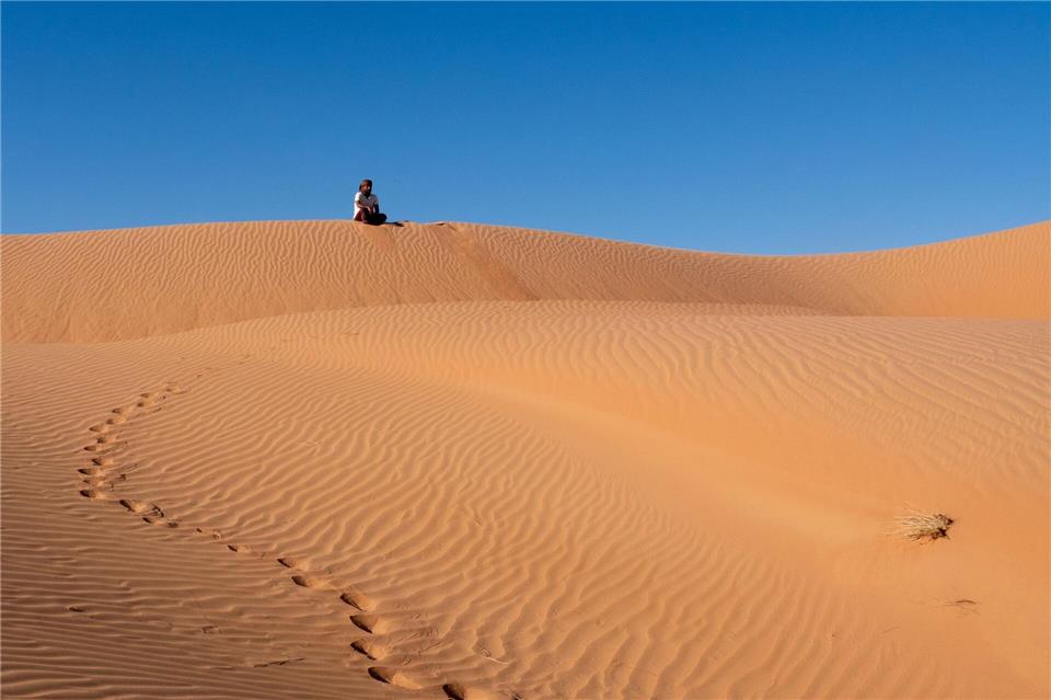 Nomade auf Zeit in der größten Sandwüste der Welt Aussicht mit Sandblick: Einen Grat in der Wüste zu erklimmen, gehört zum Pflichtprogramm.Andreas Drouve/dpa-tmn