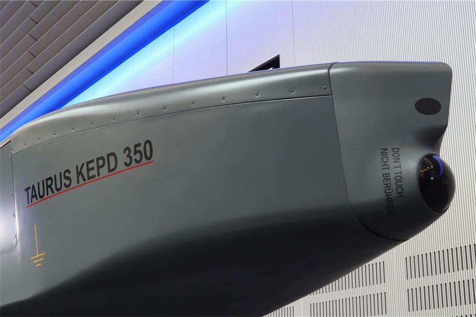 Was eine mögliche Taurus-Lieferung so heikel macht Ausstellungsstück eines Taurus KEPD 350 Marschflugkörpers im Showroom des Rüstungsunternehmens MBDA in Schrobenhausen.