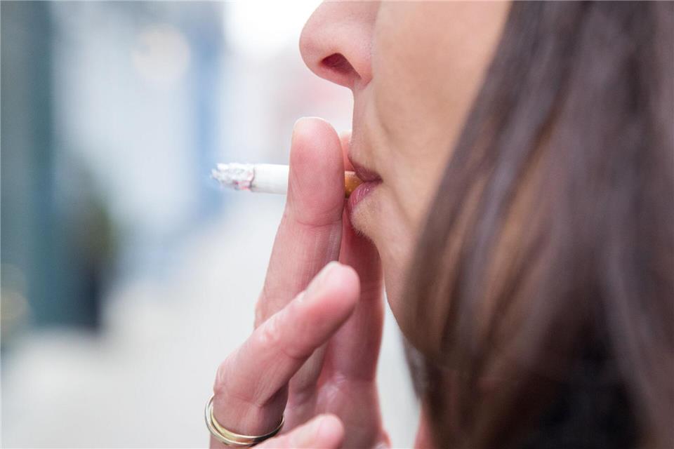 Ausstempeln für die Kippe? Auch die Raucherpause ist in Sachen Arbeitszeit oft eine Grauzone.Christin Klose/dpa-tmn