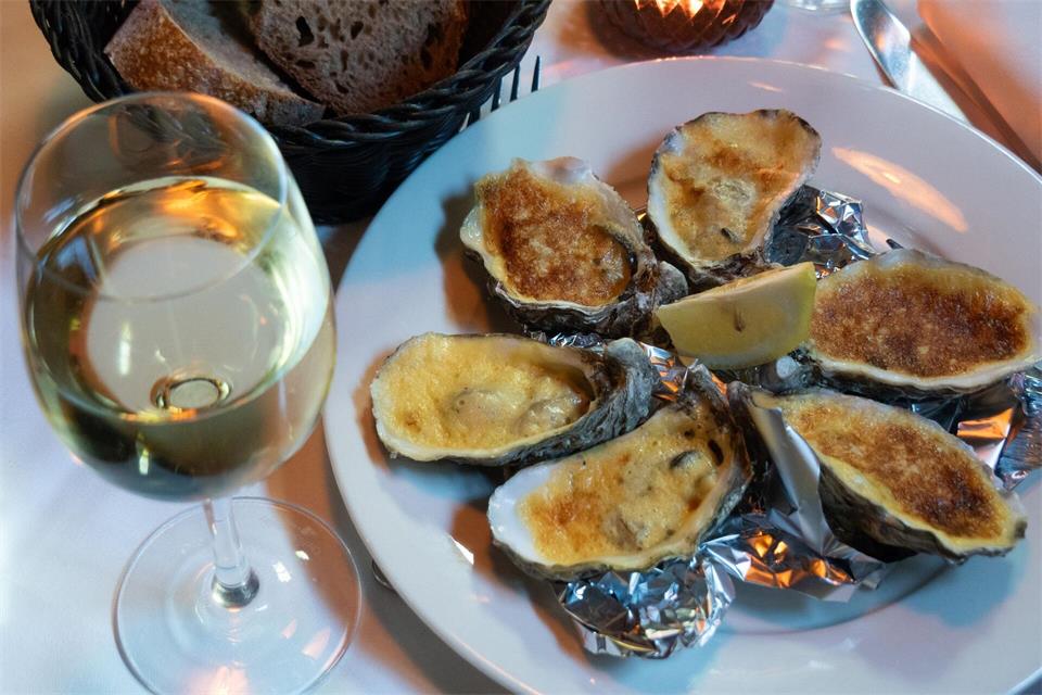 Austern können auch gratiniert zubereitet werden - hier von Küchenchef Xavier Béarnais im Restaurant des „Hôtel Ville d’Hiver“ in Arcachon.Andreas Drouve/dpa-tmn