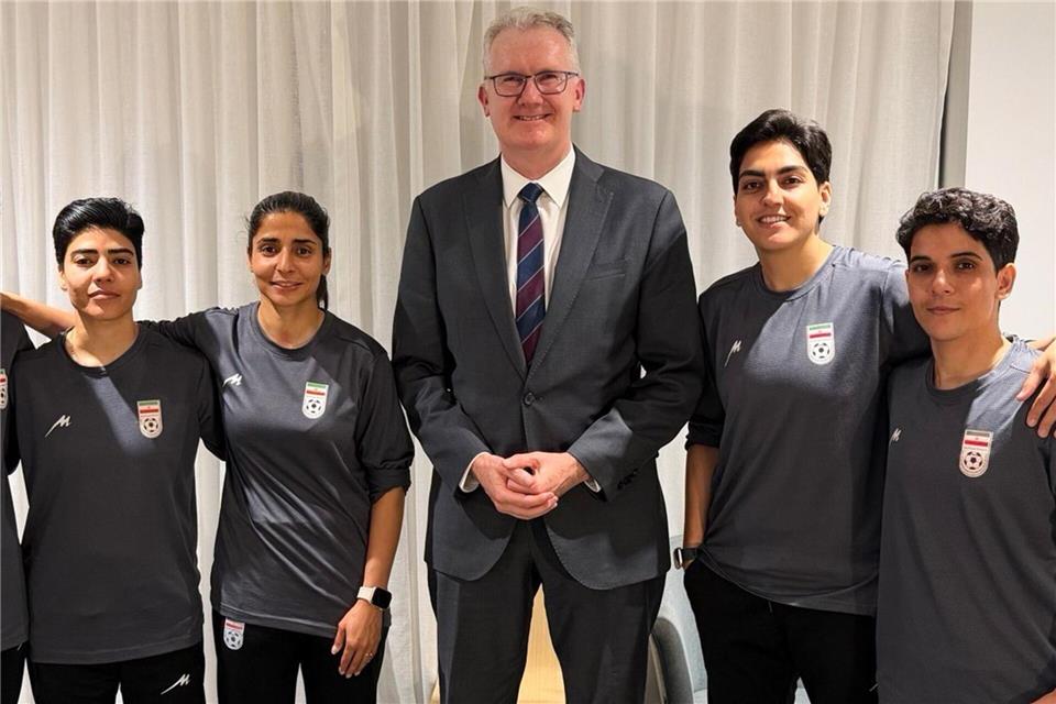 Australiens Innenminister Tony Burke (M) mit Spielerinnen des Irans.-/Australia Ministry of Home Affairs via AP/dpa