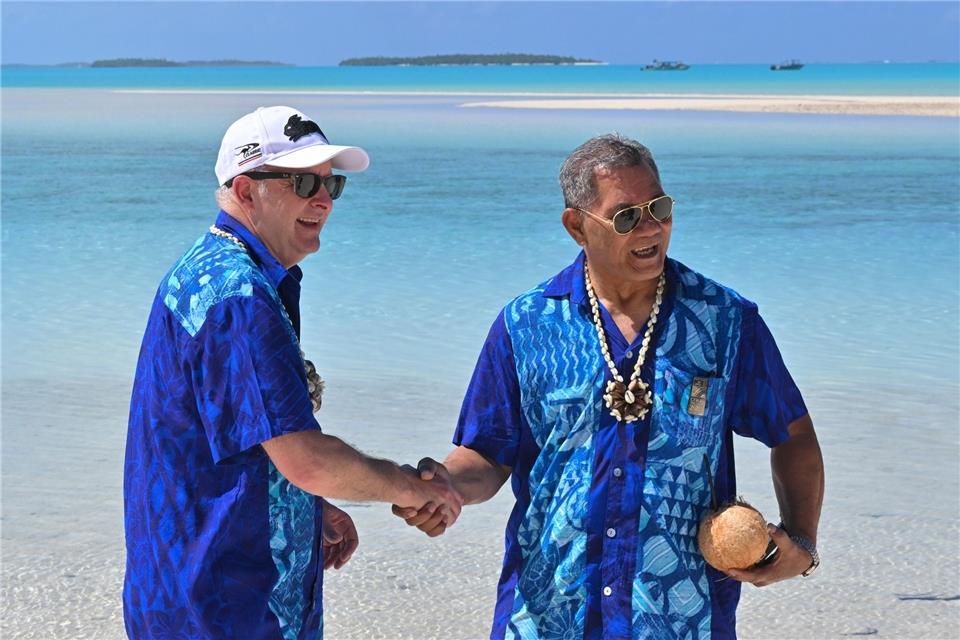 Australiens Premier Anthony Albanese (l.) und Kausea Natano, Premierminister von Tuvalu, beim  Pazifik-Insel-Forum in Aitutaki.