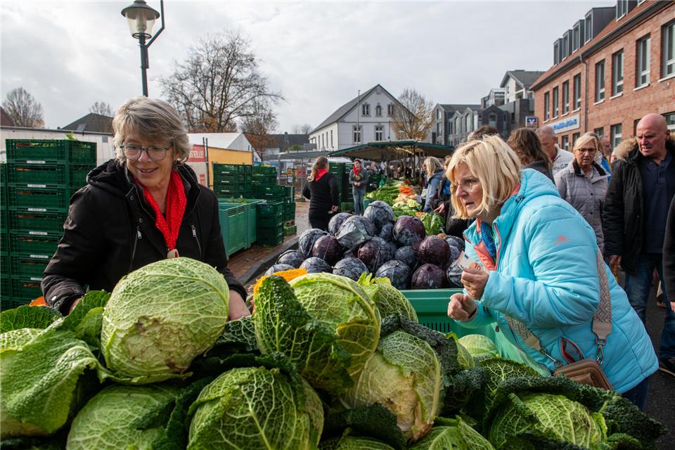 Auswahl satt: Sigrit Treske (rechts) sucht sich die besten Stücke aus.