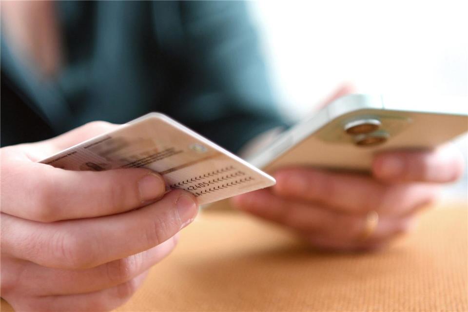 Ausweiskopien nur im Ausnahmefall: Kopien von Personalausweisen sollten bloß angefertigt werden, wenn es wirklich notwendig ist, um Missbrauch und Datenschutzrisiken zu vermeiden.picture alliance/dpa/dpa-tmn