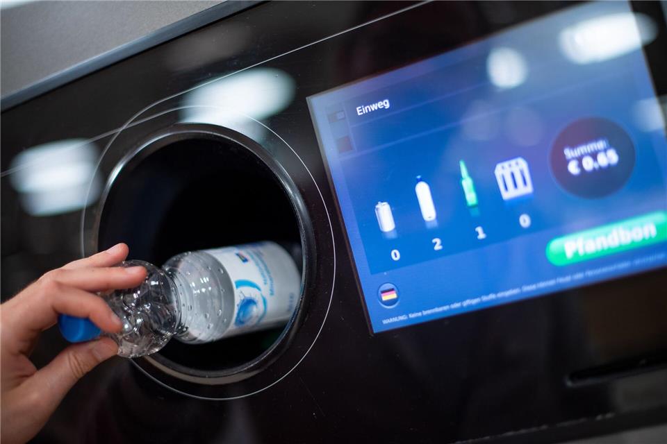 Auszahlen lassen oder spenden? In vielen Supermärkten und Discountern kann man Pfandgeld inzwischen einem guten Zweck zukommen lassen.picture alliance/dpa