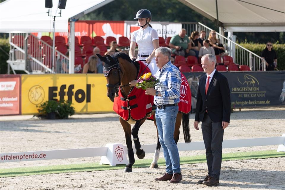 Auszeichnung: Die Stute Come and feel O von Züchter und Besitzer Franz-Josef Olbring und Reiterin Juliane Rölfing darf ab sofort bei Turnieren mit dem Namenszusatz „NRW“ starten.
