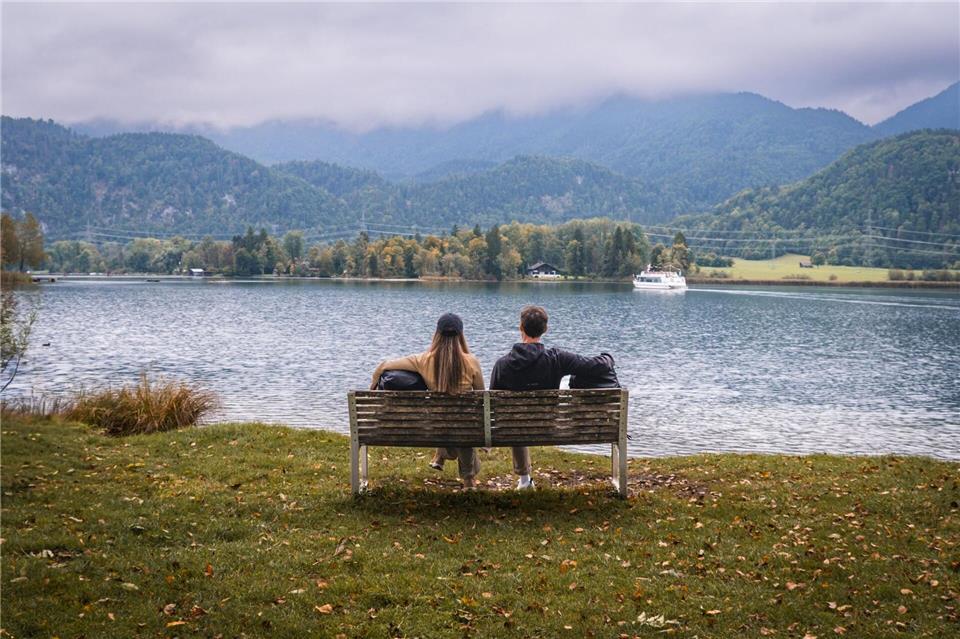 Auszeit am See: Auf der rund 80 Kilometer langen Tour namens Klosterwege kann man auch immer wieder die Landschaft des Alpenvorlands genießen.Chris Geigl/Tölzer Land Tourismus/dpa-tmn