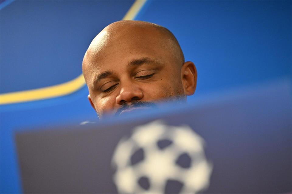 Auszeit vom Fußball-Alltag: Bayern-Trainer Vincent Kompany muss sich nach seinem Zusammenbruch erst mal erholen. (Archivbild)Peter Kneffel/dpa