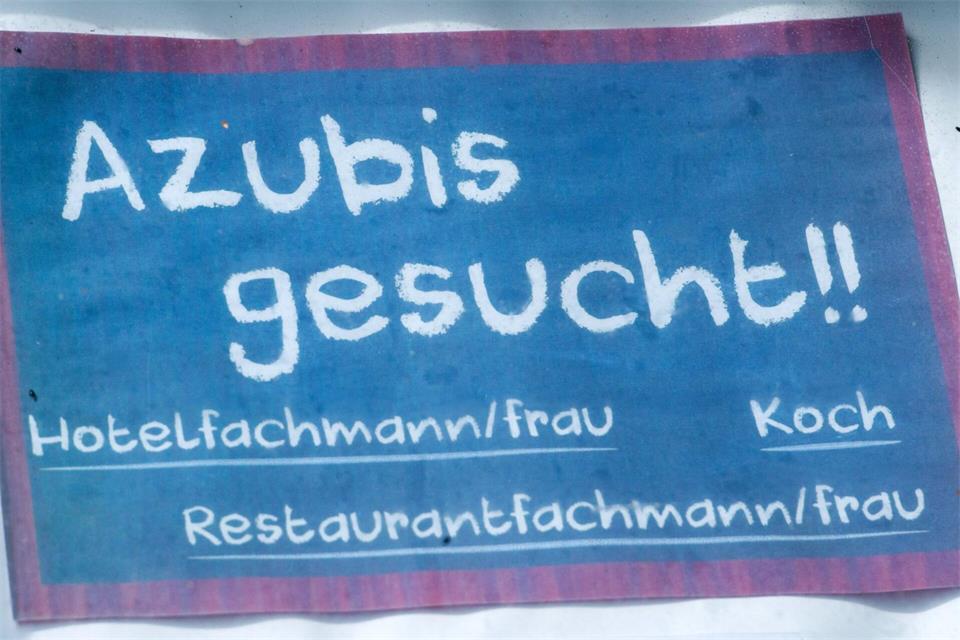 Auszubildende in der Gastronomie äußern sich oft unzufrieden mit ihrer Lehre. (Symbolbild)Stefan Sauer/dpa