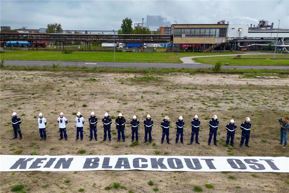Auszubildende vom Energiekonzern Leag nehmen an einer Protestaktion auf dem Baufeld eines geplanten Gaskraftwerkrs in der Lausitz teil. Patrick Pleul/dpa