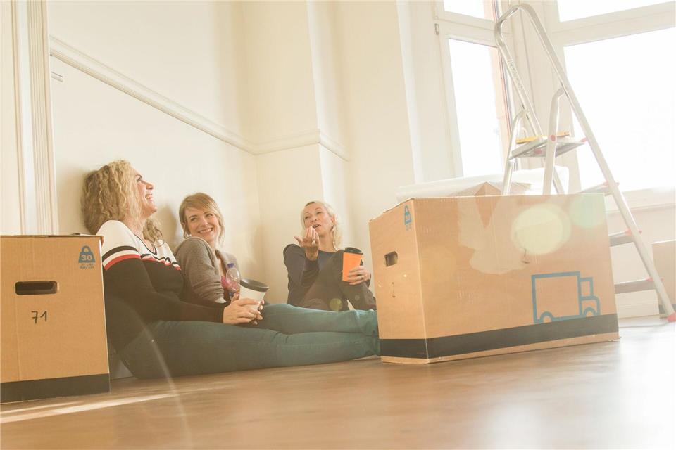 Auszug? Mit der Übergabe der Mietkaution können Mieterinnen und Mieter zu diesem Zeitpunkt noch nicht rechnen. Vermieter dürfen die Zahlung zurückhalten, bis mögliche offene Rechnungen beglichen sind.picture alliance/dpa/dpa-tmn