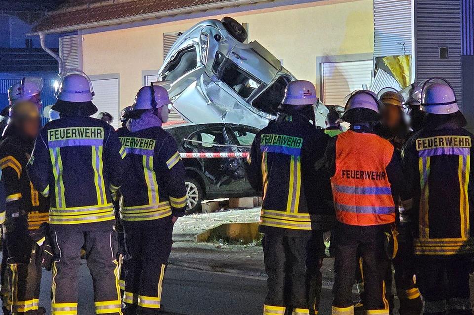Auto prallt gegen Haus und überschlägt sich - zwei Schwerverletzte. Brandon Lee Posse/dpa