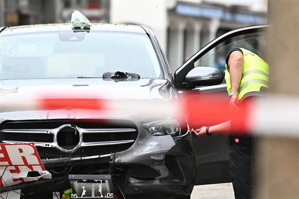 Auto rast durch Fußgängerzone in HofgeismarFlorian Wiegand/dpa