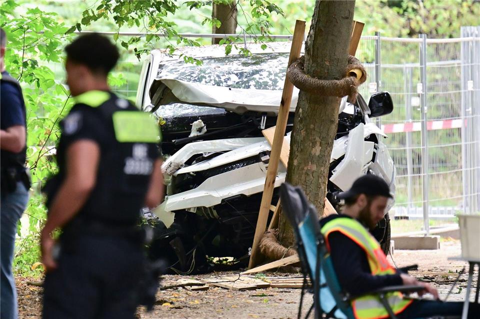 Auto rast in Menschenmenge - CSD abgebrochenSebastian Gollnow/dpa