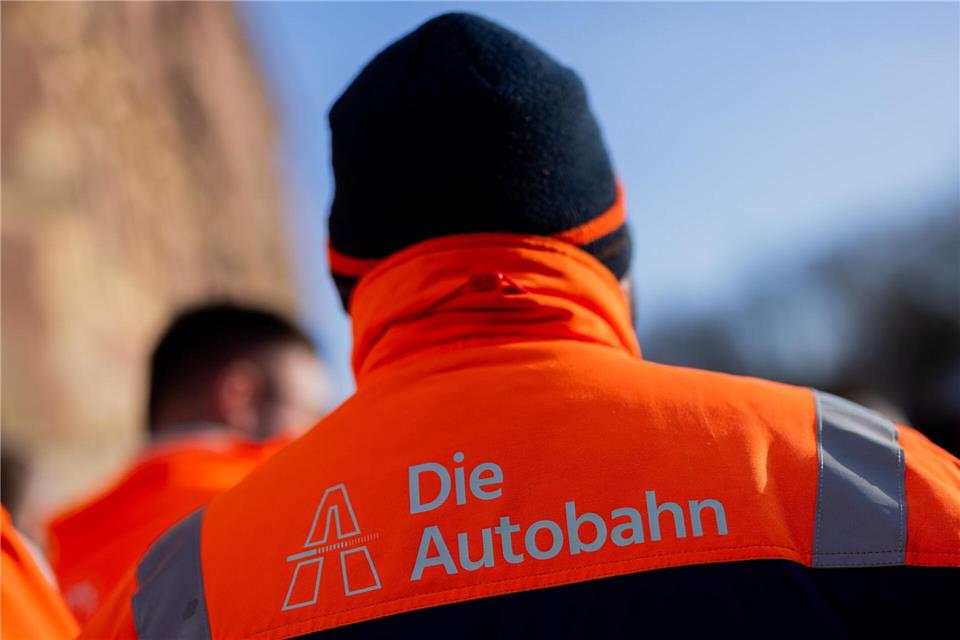Autobahn-Beschäftigte in NRW - ein Teil von ihnen wird am Dienstag die Arbeit niederlegen.Rolf Vennenbernd/dpa