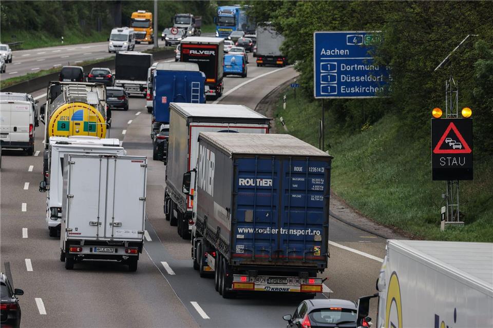Autobahn-Projekten in NRW drohen Finanzierungslücken. (Archivbild)Oliver Berg/dpa