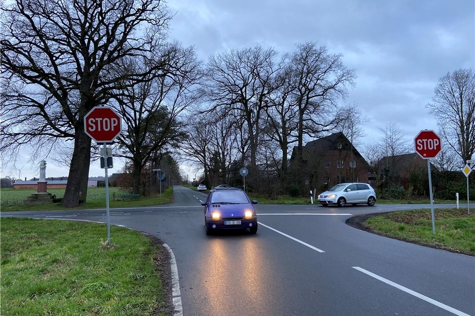 Autofahrer auf dem Burloer Diek müssen an der Kreuzung mit der Reyerdingstiege anhalten. Viele tun das aber nicht.