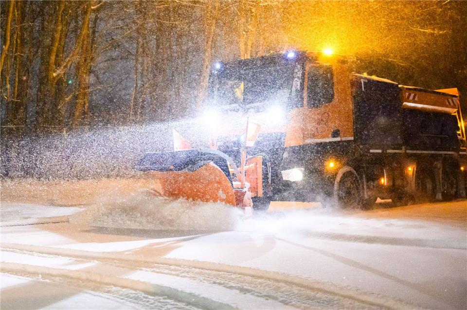 Autofahrer aufgepasst: Der Deutsche Wetterdienst warnt vor Schneefall und Glätte im Nordosten Niedersachsens. (Archivbild)Julian Stratenschulte/dpa