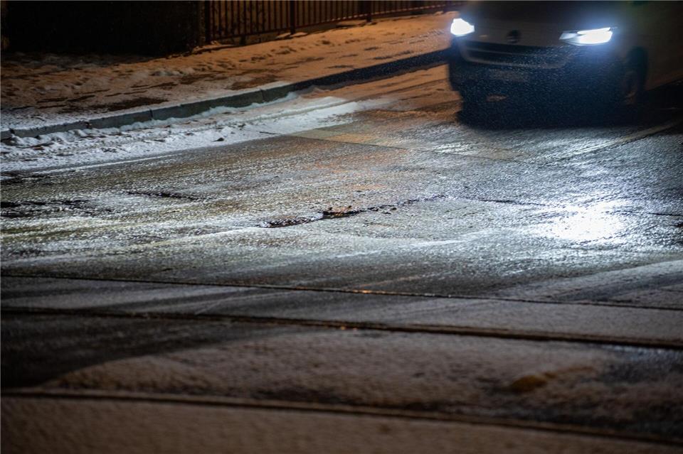Autofahrer aufgepasst: Schnee und Glätte behindern den Verkehr.Harald Tittel/dpa