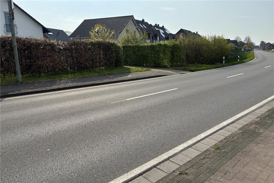 Autofahrer, die in Richtung Ortskern Erle unterwegs sind, können den Fußweg der Sage-Müller-Straße so gut wir gar nicht erkennen.