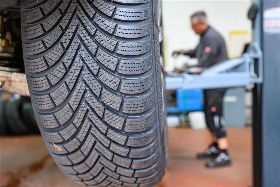 Autofahrer, die sich das regelmäßige Wechseln von Sommer- und Winterreifen sparen wollen, können sich für Ganzjahresreifen entscheiden. (Symbolbild)Patrick Pleul/dpa