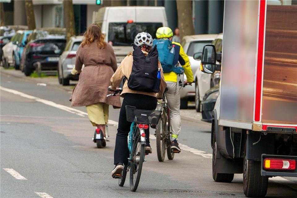 Autofahrer drängen Radfahrer ab. (Symbolbild)Andreas Arnold/dpa