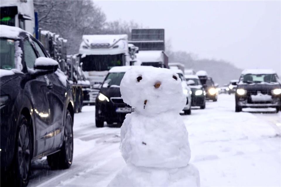 Autofahrer haben während der Wartezeit im Stau einen Schneemann auf der Autobahn 3 gebaut.Friedrich Demel/dpa