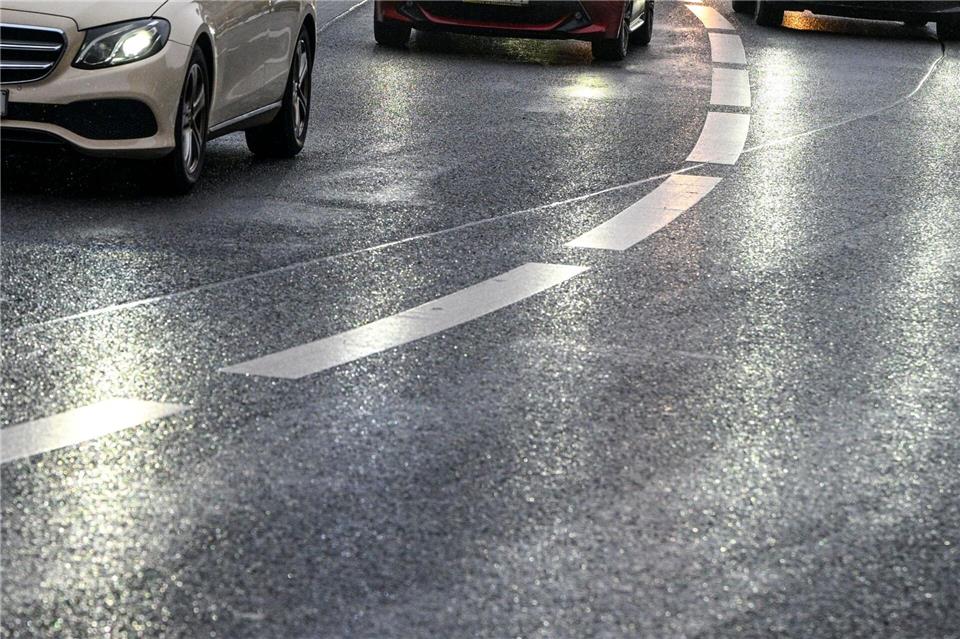 Autofahrer in Berlin und Brandenburg müssen sich auf Glatteis einstellen. (Symbolbild)Jens Kalaene/dpa