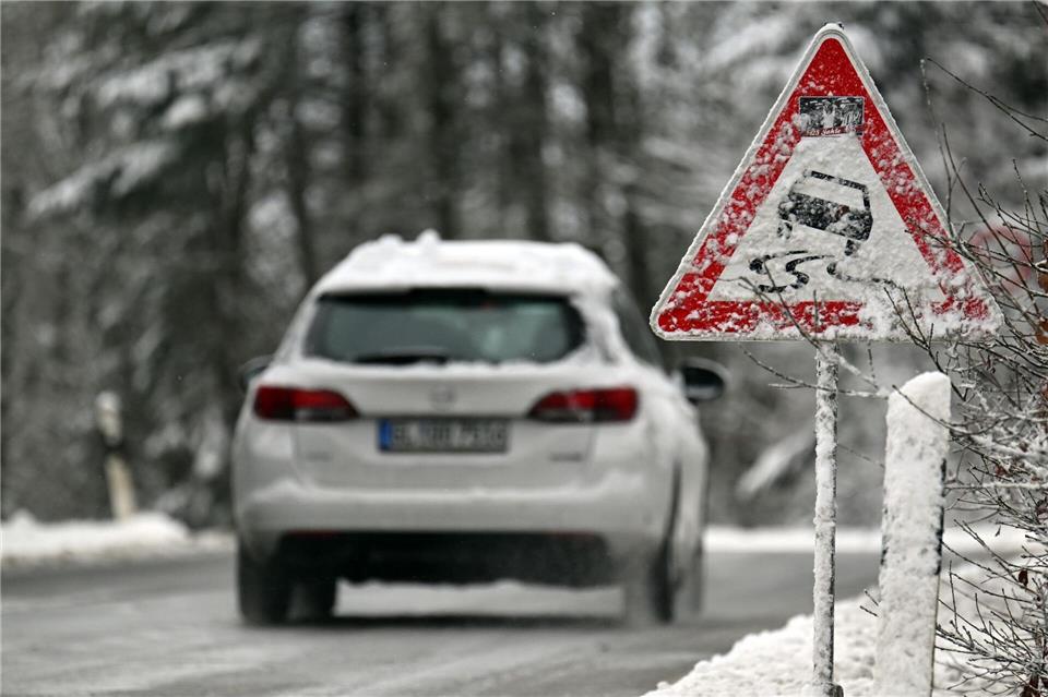 Autofahrer in NRW müssen am Wochenende vielerorts mit glatten Straßen rechnen.Federico Gambarini/dpa
