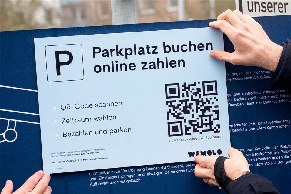 Autofahrer können künftig am Geschäft zeitweise Parkplätze buchen. Daniel Bockwoldt/dpa