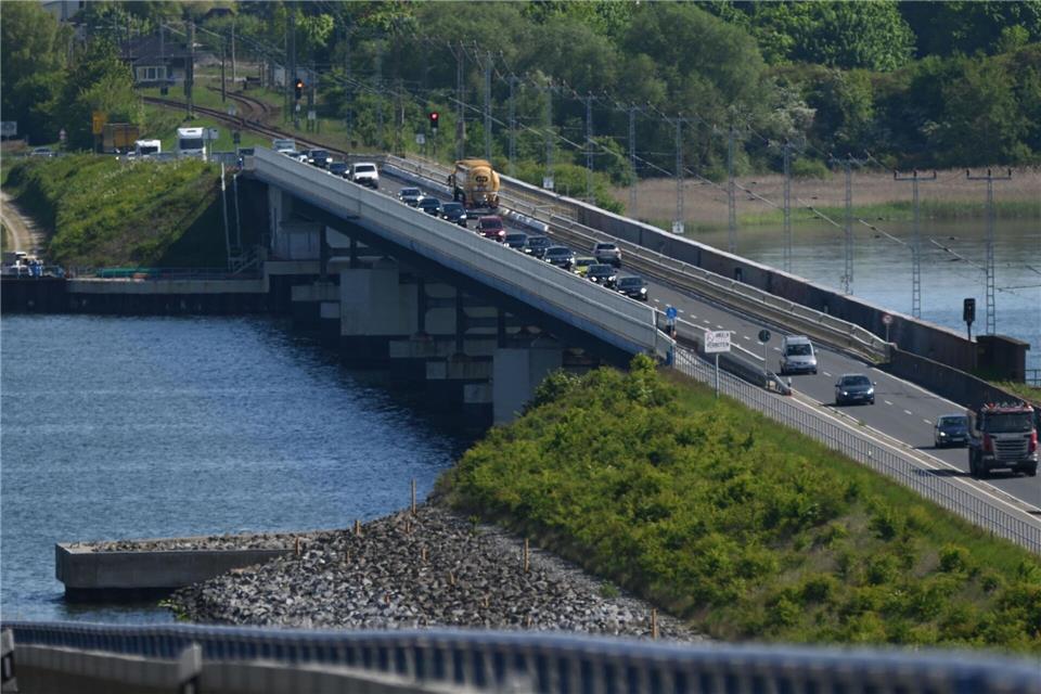 Autofahrer müssen auf die parallel verlaufende L296 ausweichen.Stefan Sauer/dpa