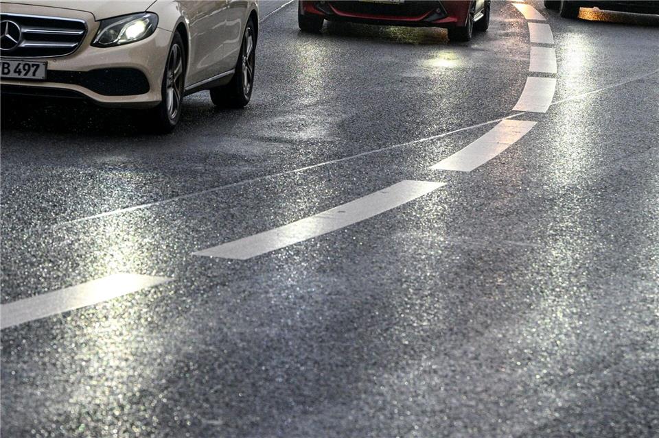 Autofahrer müssen sich auf glatte Straßen einstellen.Jens Kalaene/dpa