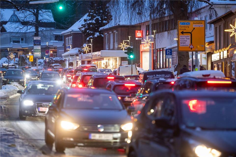 Autofahrer müssen weiter achtsam sein - wegen Schnee und Glätte.Ulrich Perrey/dpa