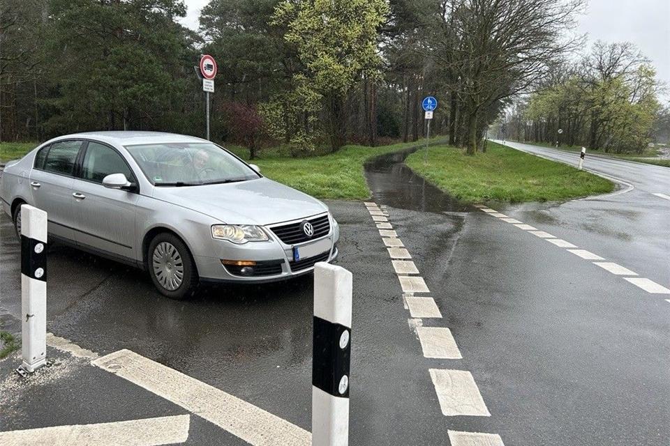 Autofahrer müssten bis auf den Radweg fahren, um nach rechts alles überblicken zu können, meint Marcel Domienik.
