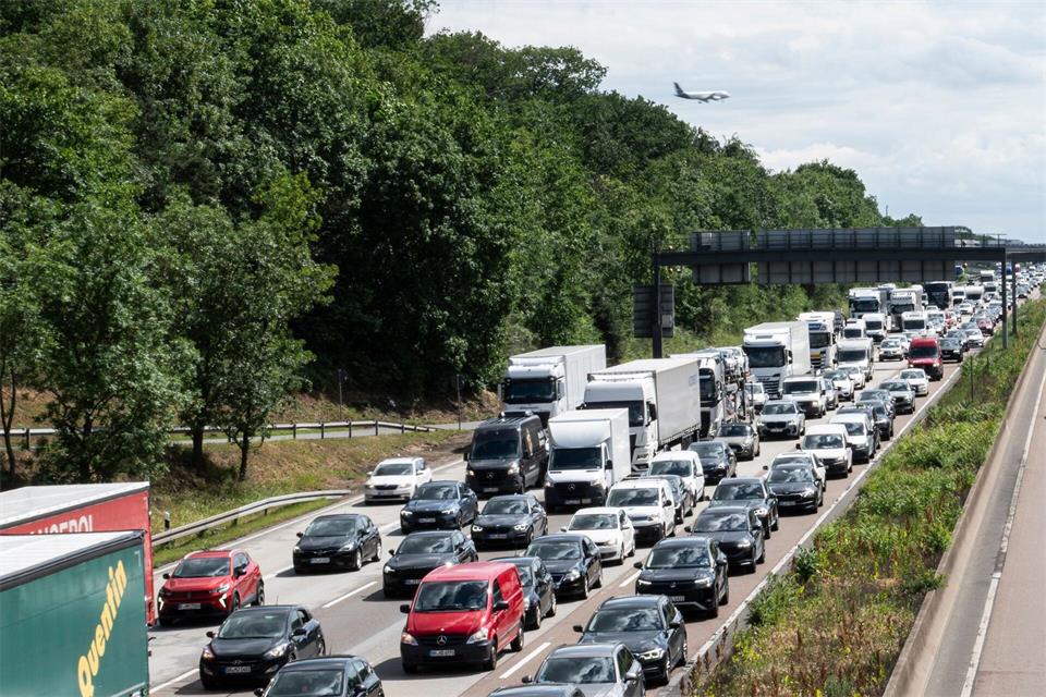 Autofahrer mussten auf den hessischen Autobahnen diesen Sommer besonders viel Geduld mitbringen. (Symbolbild)Hannes P Albert/dpa/dpa-tmn