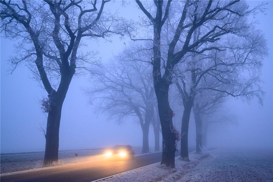 Autofahrer sollten auf den Straßen wegen Glätte besonders vorsichtig fahren. (Symbolbild)Patrick Pleul/dpa