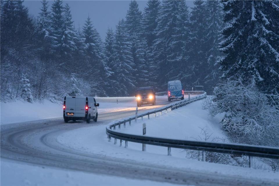 Autofahrer sollten in den Höhenlagen Vorsicht walten lassen.Silas Stein/dpa
