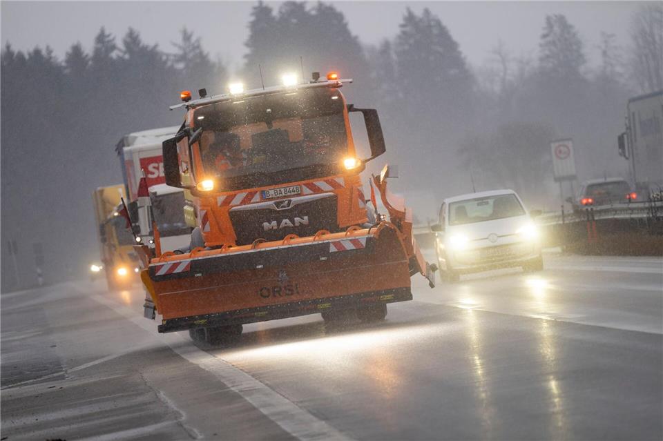 Autofahrer sollten vorsichtig sein.Peter Kneffel/dpa