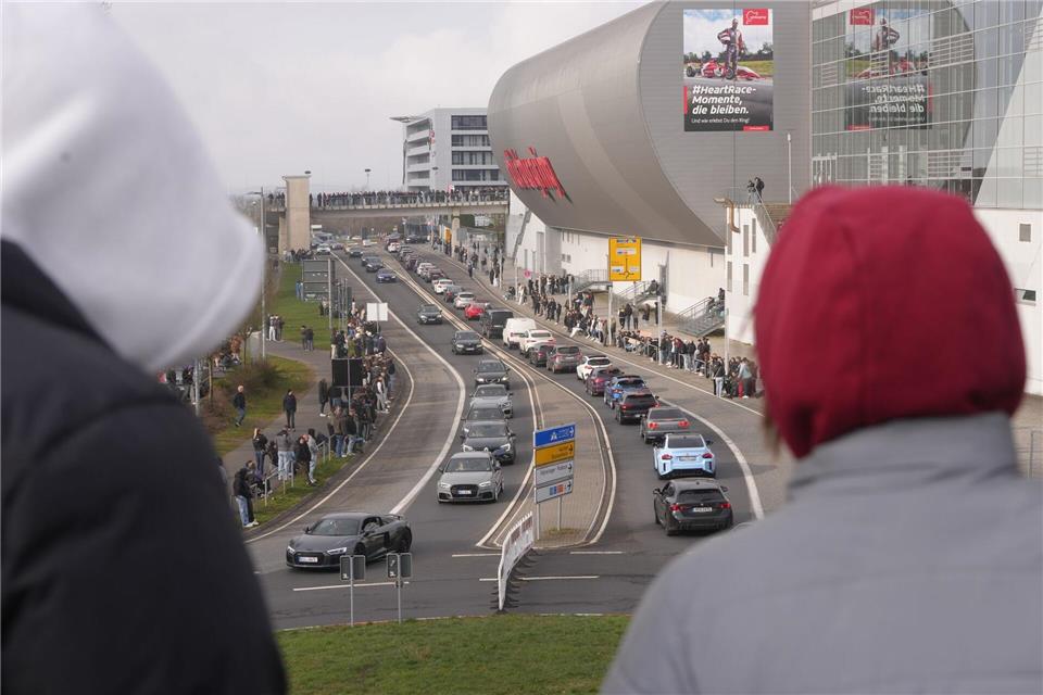 Autofans beobachten am Nürburgring getunte Autos.Thomas Frey/dpa