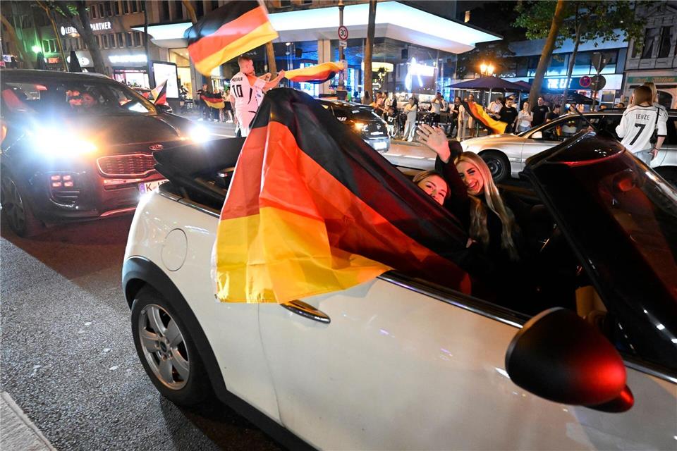 Autokorsos machen Spaß, es gibt aber Regeln. (Archivbild) Roberto Pfeil/dpa