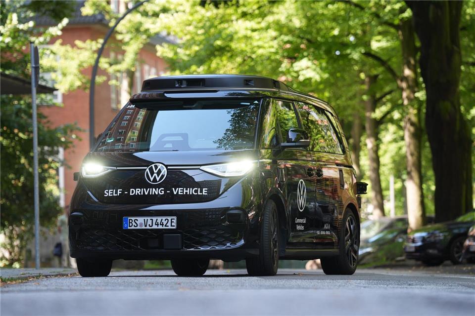 Autonom fahrende Elektro-Bullis vom Typ ID. Buzz AD sollen ab 2026 auch durch Oslo kurven. (Archivbild)Marcus Brandt/dpa