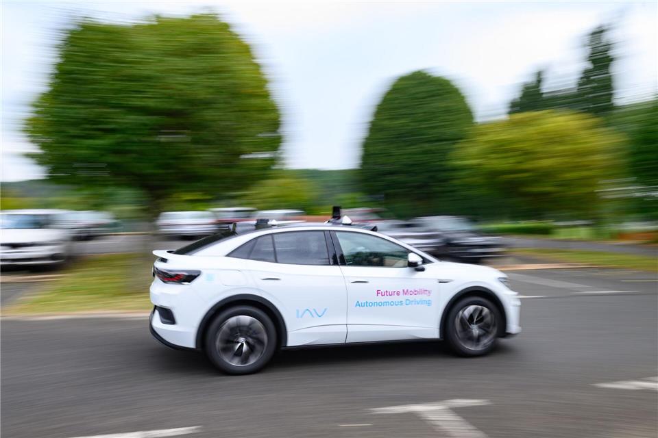 Autonome Fahrzeuge sollen künftig vor allem den öffentlichen Nahverkehr im ländlichen Raum ergänzen. (Archivbild) Robert Michael/dpa