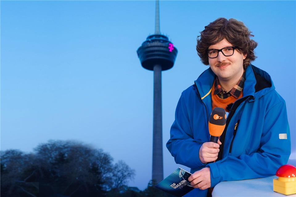 Autor Chris Sommer in seiner Rolle als Reporter Peter-Stefan Thomas vor dem Kölner Fernsehturm - das „ZDF Magazin vor Ort: Die Colonius-Sprengung“ kommt am Freitag. (Handoutbild)Ben Knabe/ZDF/dpa