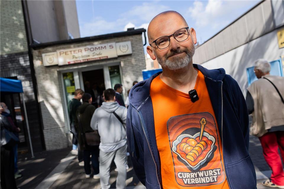 Duisburg beansprucht Erfindung der Currywurst für sich Autor Gregor Lauenburger ist sicher: Peter Hildebrand - genannt Peter Pomm - hat als erster Currywurst serviert.Rolf Vennenbernd/dpa