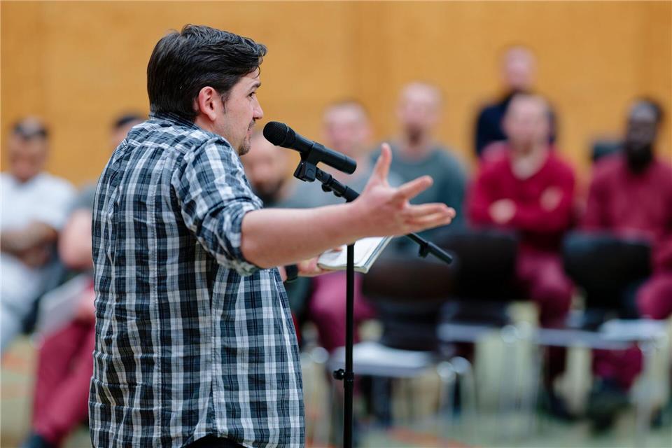 Autor Gusto trug den Sieg in Form einer Trophäe aus der Arbeitstherapie der JVA davon.Uwe Anspach/dpa