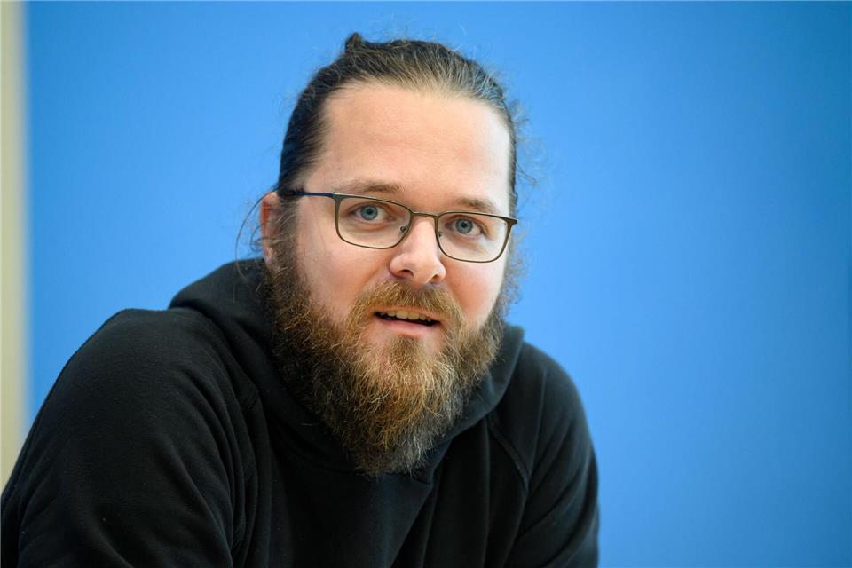 Autor und Aktivist Arne Semsrott liest nun an zwei Tagen hintereinander in Magdeburg. (Archivbild) Bernd von Jutrczenka/dpa
