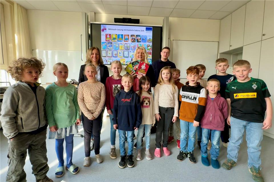 Autorin Sabine Zett (Mitte) besuchte die Engelradingschule mit Vertretern der Bürgerenergie A 31 und der Windenergie Marbeck, die für die Spende mitverantwortlich sind.