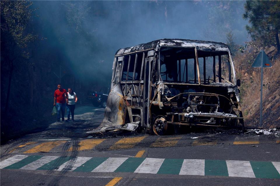 Autos brannten vielerorts nach dem Tod von Drogenboss „El Mencho“.Armando Solis/AP/dpa