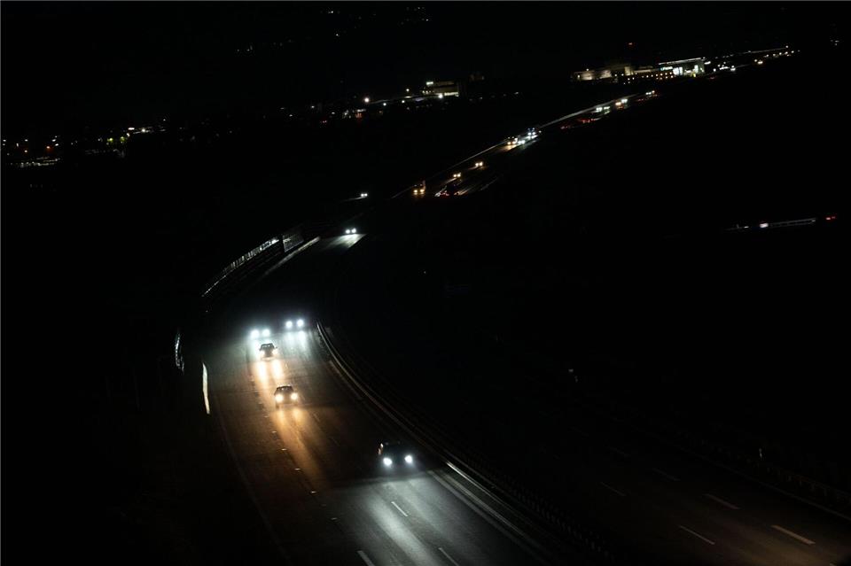 Autos fahren auf der A73 - nach über 16 Stunden gibt es keine Behinderungen mehr. (Symbolbild)Pia Bayer/dpa