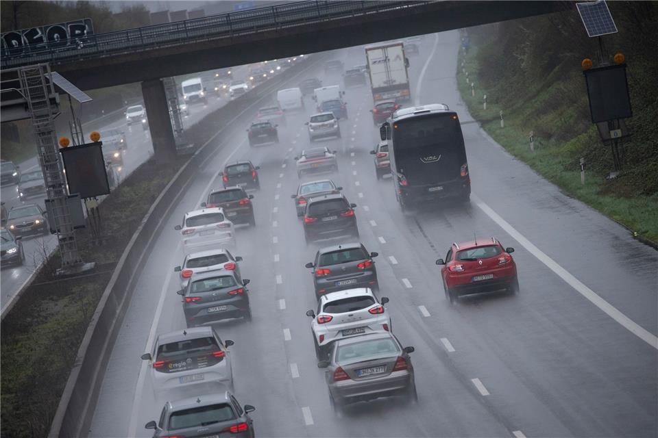 Autos fahren auf der Autobahn 1 bei Köln Lövenich.